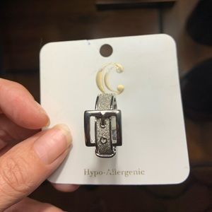 Hypoallergenic silver plate costume ring.